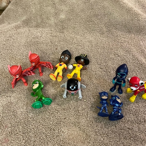 PJ Masks Characters and 1 Paw Patrol Super Pup Action Figures - Picture 15 of 15